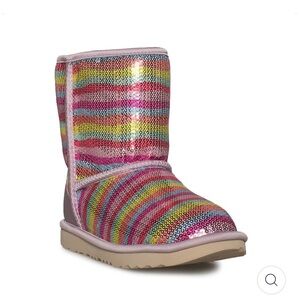 UGG CLASSIC SHORT II MURAL RAINBOW MULTI
BOOTS- YOUTH